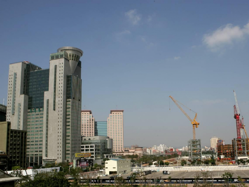 房價平均年漲40-60萬，「越晚買房越便宜」是最大謊言？他揭小資殘酷現實：15年存款全被漲幅吃光怎麼買